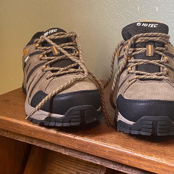 Hi Tec size 7m Hiking shoes - Picture 2 of 5